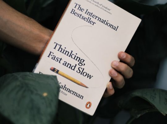 Waarom fouten in het begin van je boek zwaarder wegen voor de lezer, vanwege de twee verschillende denksystemen (Kahneman)